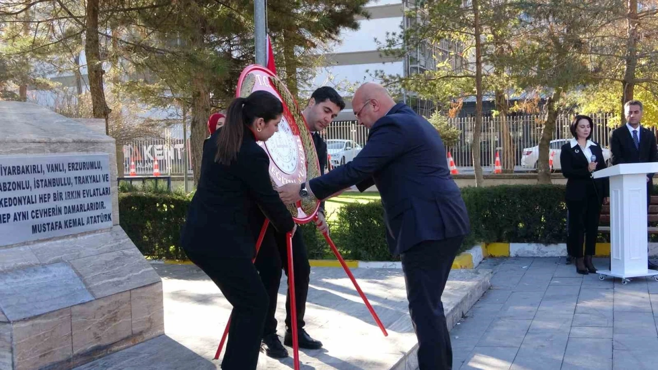 Van’da "24 Kasım Öğretmenler Günü" kutlandı
