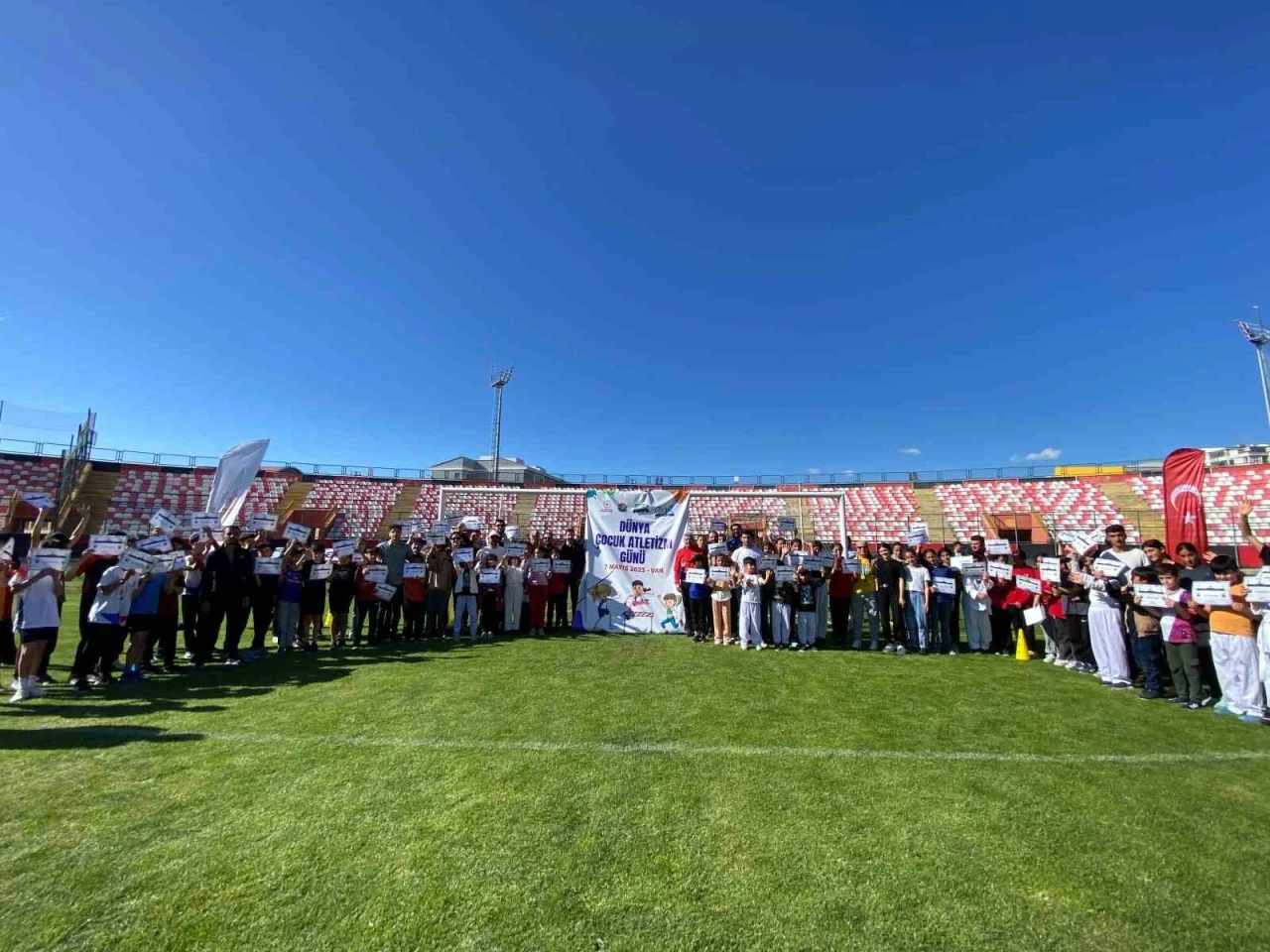Van’da &quot;Dünya Çocuk Atletizm Günü&quot; kutlandı
