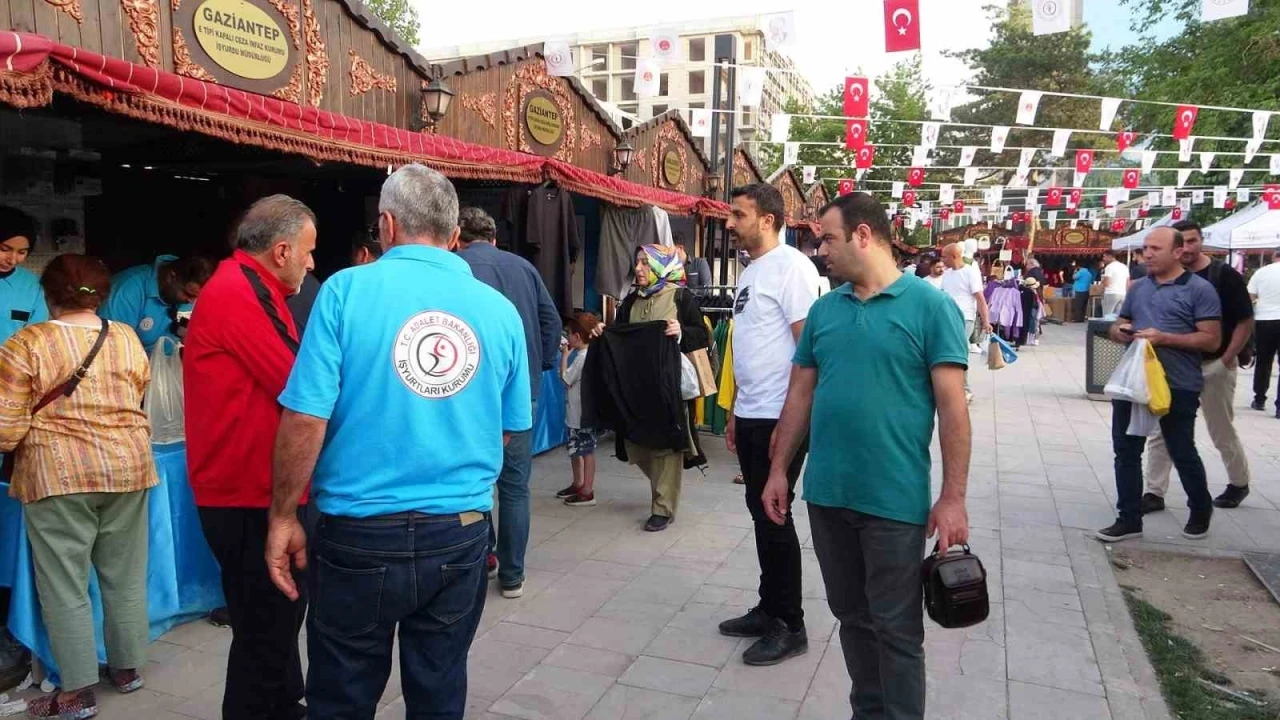 Van’da &quot;İşyurtları Ürün ve El Sanatları Fuarı’nı 100 bin kişi ziyaret etti
