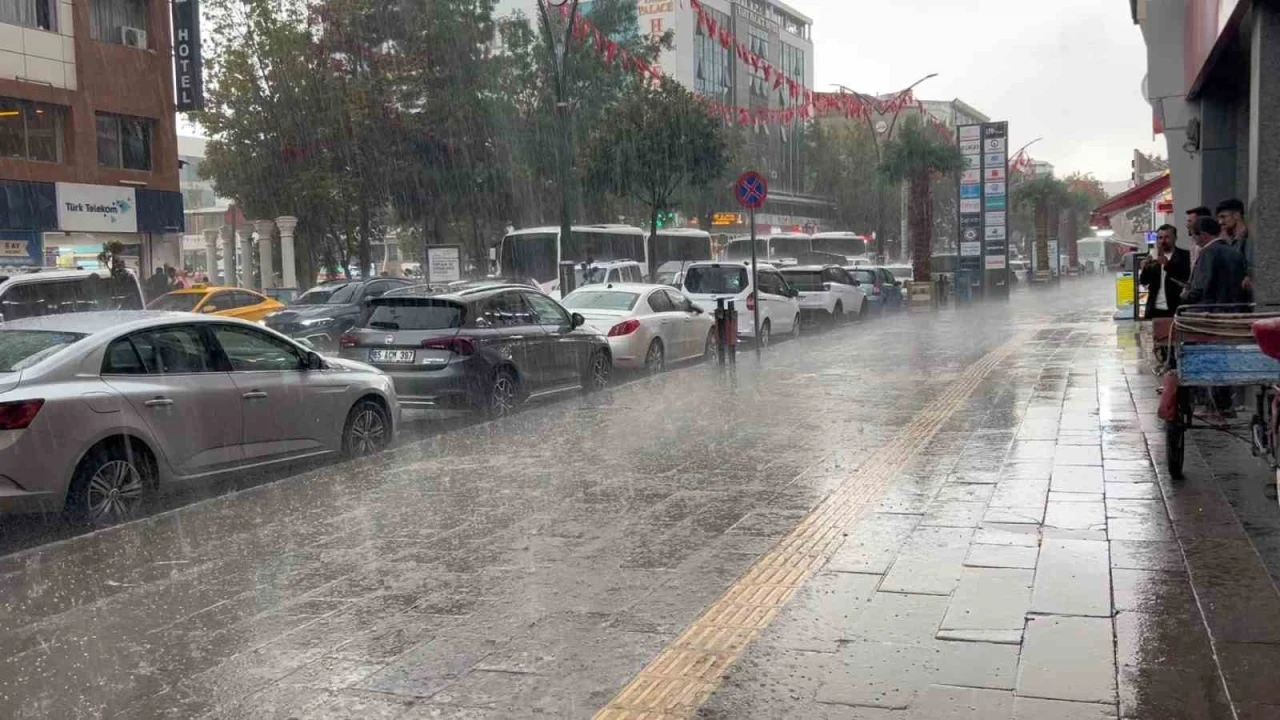 Van’da sağanak yağış
