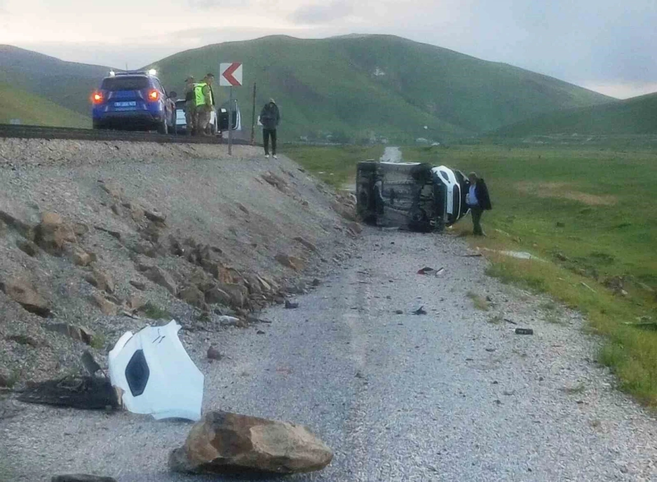Van&rsquo;da şarampole yuvarlanan kamyonetin s&uuml;r&uuml;c&uuml;s&uuml; yaralandı
