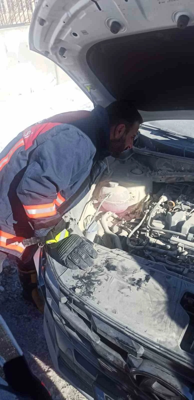 Van&rsquo;da seyir halindeki otomobil yandı
