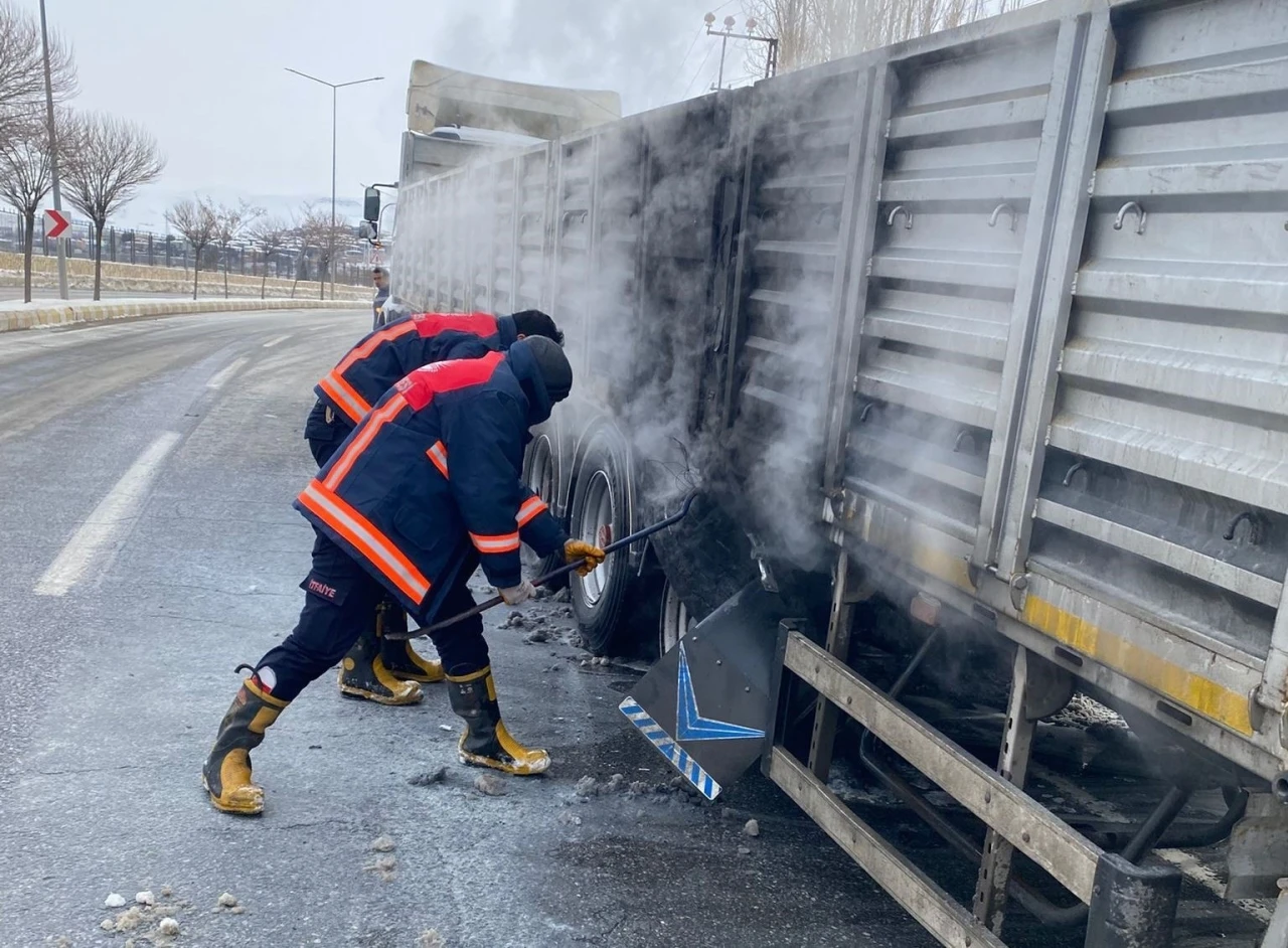 Van&rsquo;da seyir halindeki tırın lastikleri yandı

