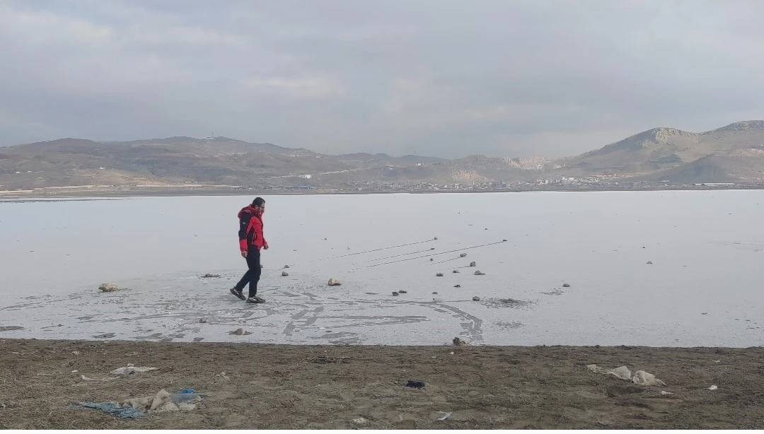 Van&rsquo;da Sibirya soğukları: Sıhke G&ouml;leti&rsquo;nin y&uuml;zeyi buz tuttu
