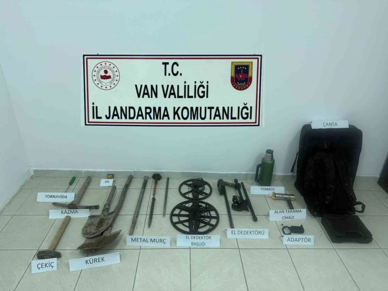 Van&rsquo;da tarihi kale yakınında kazı yapan 2 kişi yakalandı
