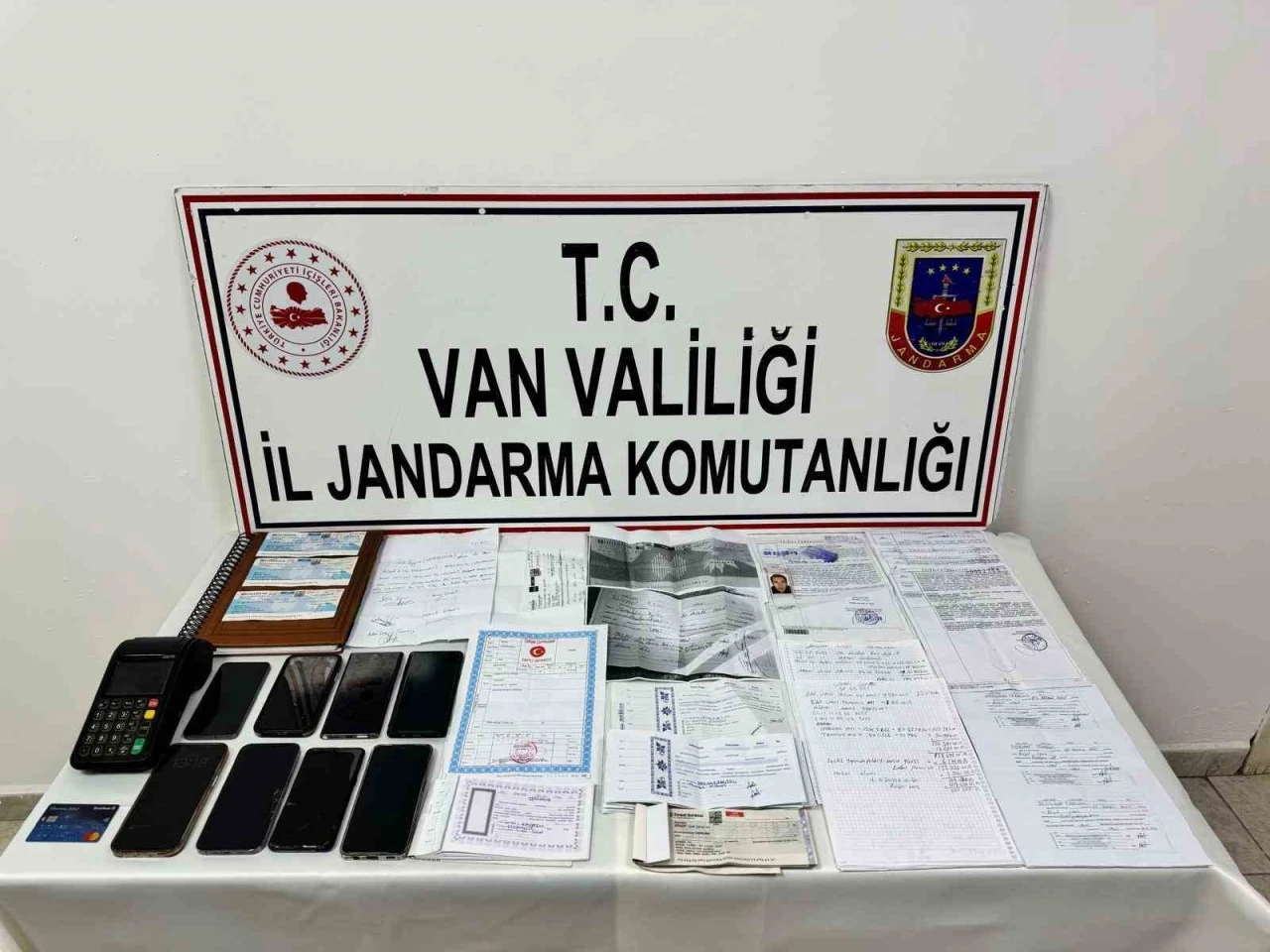 Van&rsquo;da &lsquo;tefecilik&rsquo; operasyonu: 8 g&ouml;zaltı
