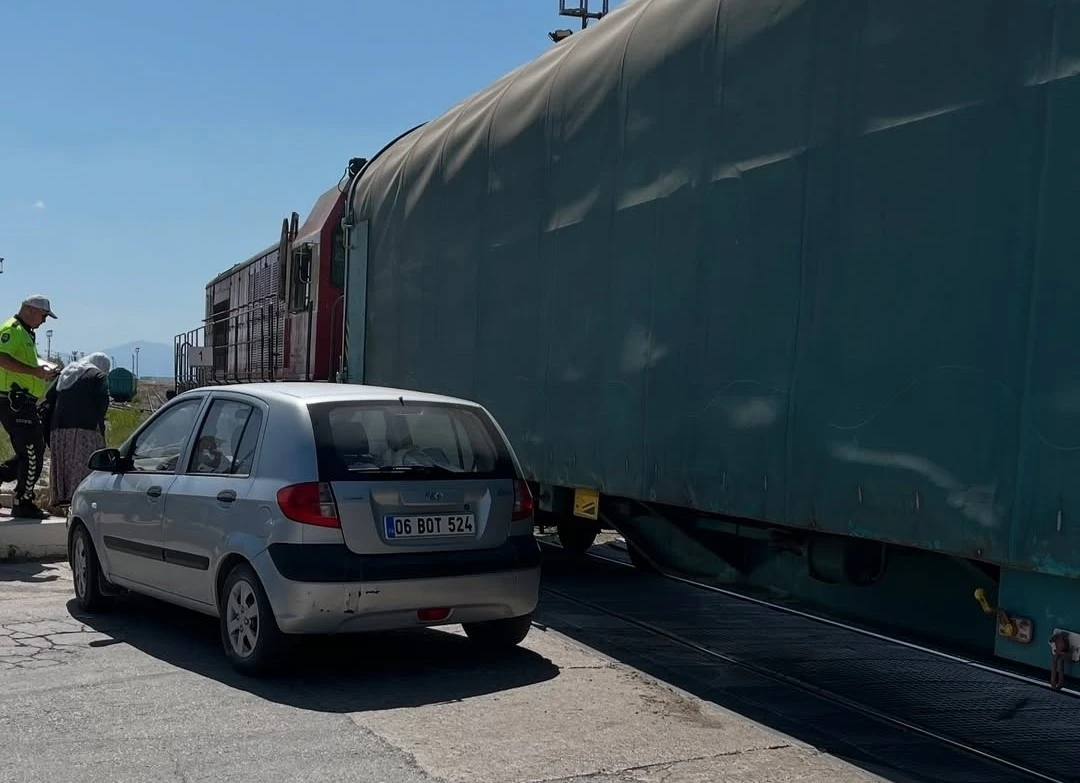 Van’da tren hemzemin geçitte otomobile çarptı: 1 hafif yaralı
