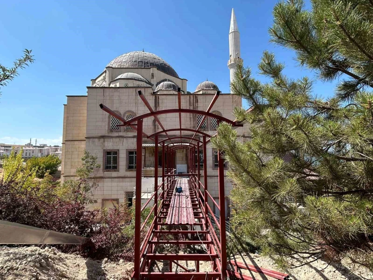 Van’da yaşlı ve engelliler için camiye geçit yapılıyor
