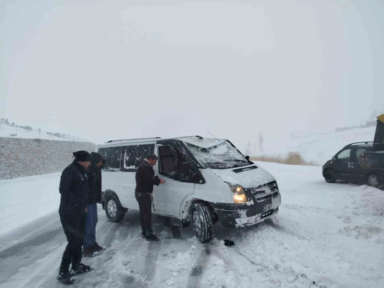 Van&rsquo;da yoldan &ccedil;ıkan minibus kara saplandı
