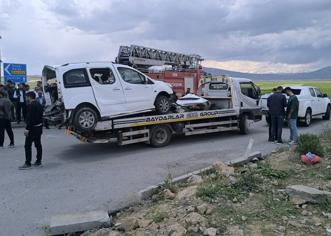Van&rsquo;daki feci kaza: Aynı aileden 4 can kaybı
