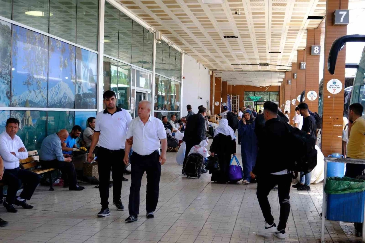 Van’daki İranlılar: &quot;Biz harp var diye kaçmıyoruz&quot;
