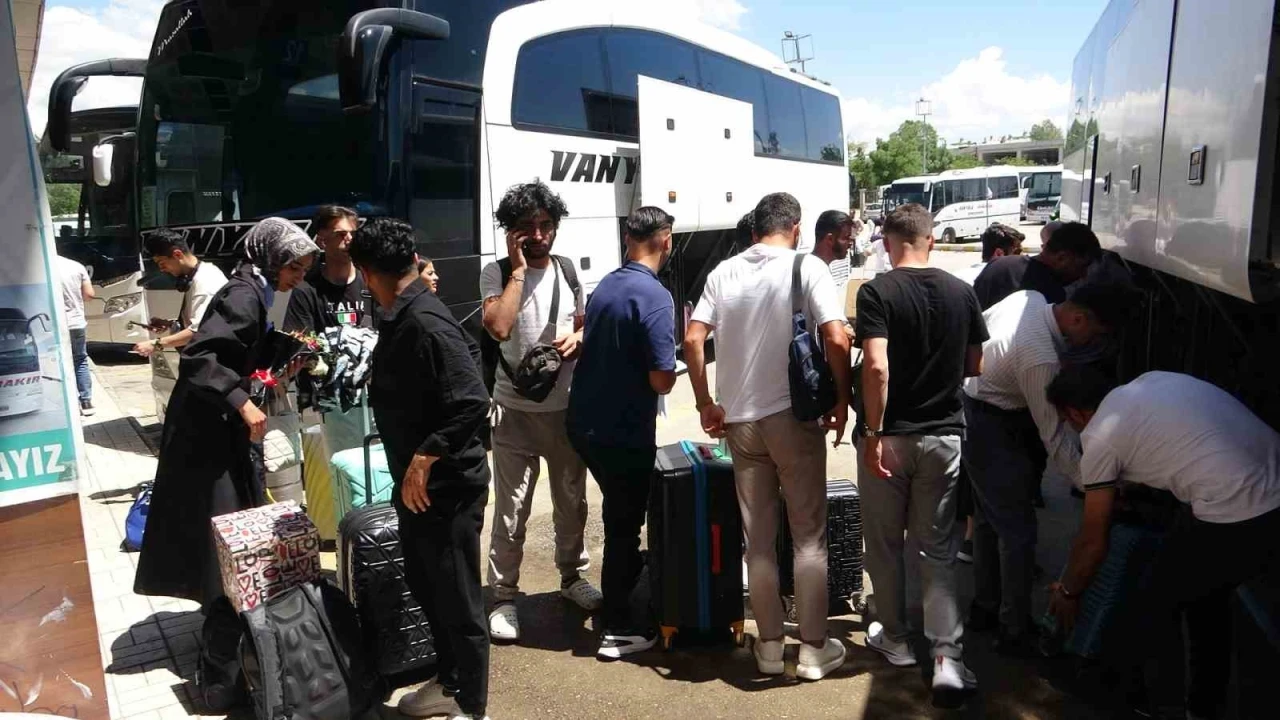 Van’daki otogarda bayram yoğunluğu başladı
