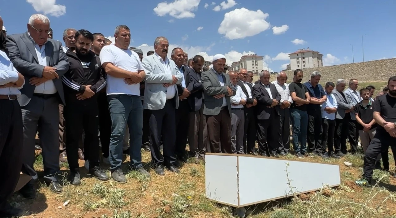 Van’daki silahlı saldırıda hayatını kaybeden Onur Karael toprağa verildi
