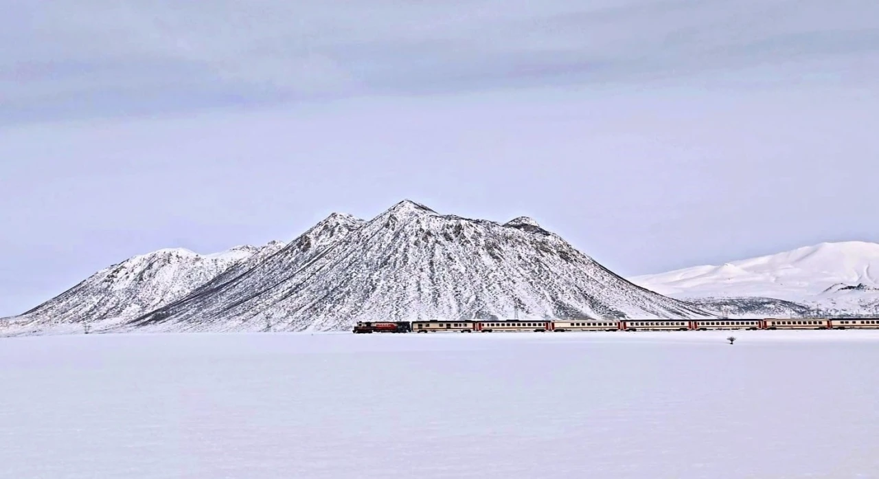 Van G&ouml;l&uuml; Ekspresi&rsquo;nin Kirkor Dağı eteklerindeki manzarası hayran bıraktı
