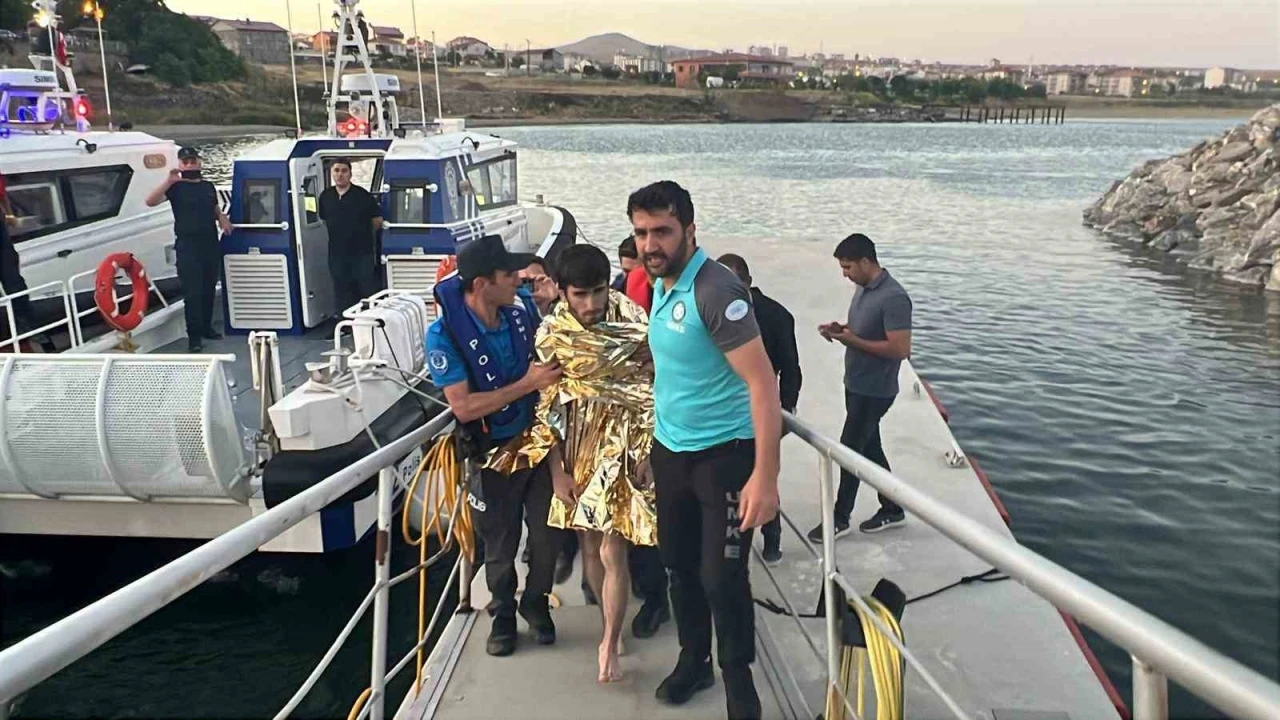 Van Gölü’nde akıntıya kapılan genç kurtarıldı
