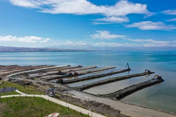 Van G&ouml;l&uuml;&rsquo;nden 1 milyon 365 bin metrek&uuml;p dip &ccedil;amuru &ccedil;ıkartıldı
