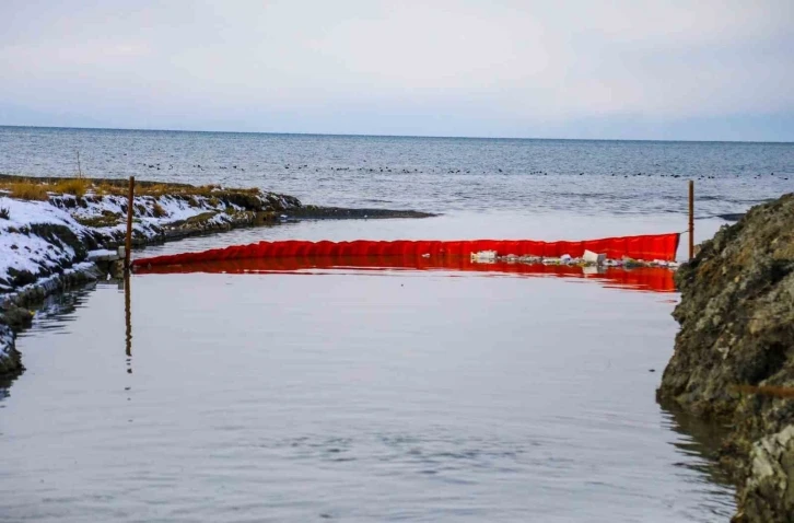 Van G&ouml;l&uuml;&rsquo;ne akan derelere atık tutucu yerleştirildi
