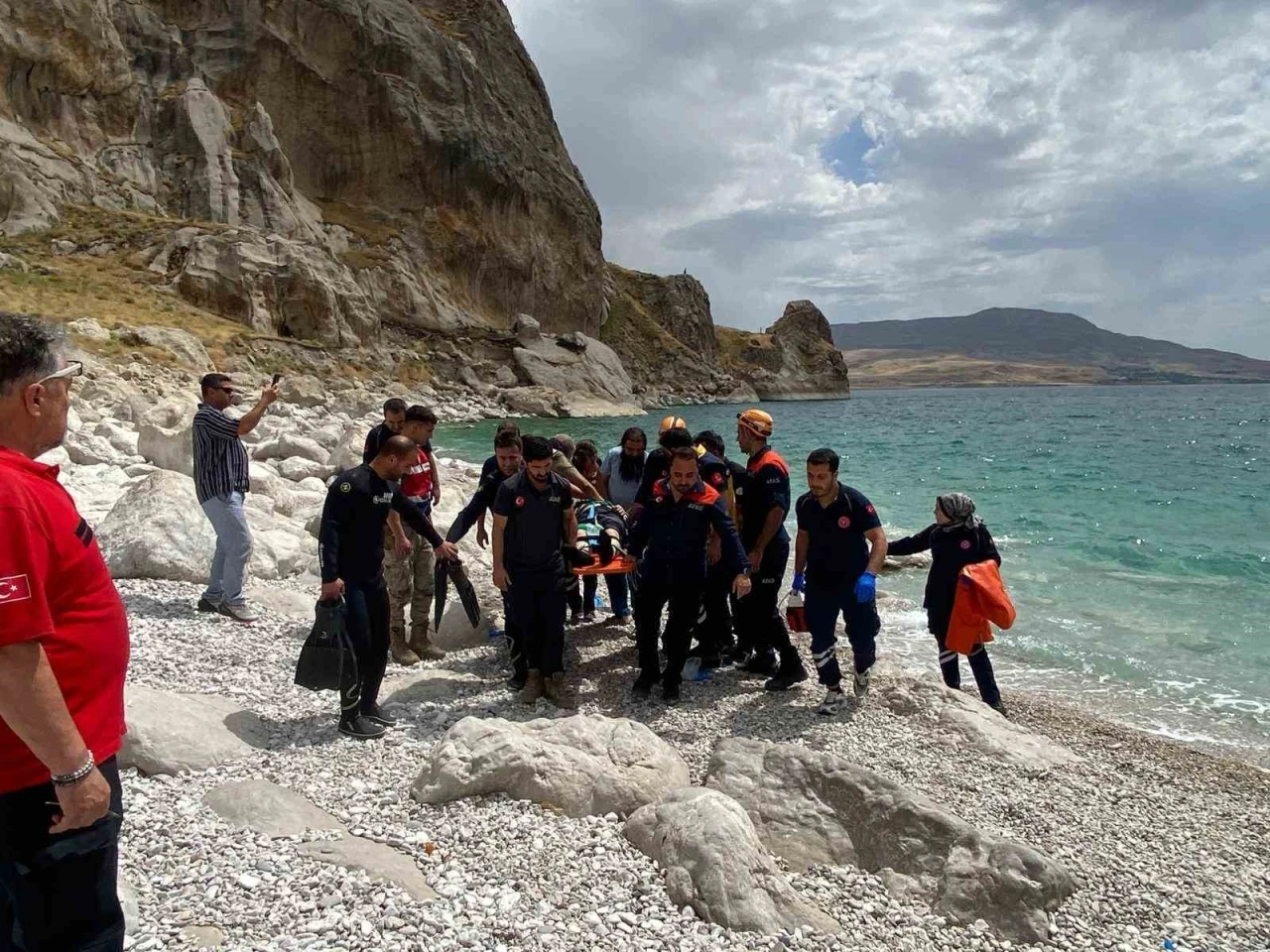 Van Gölü’ne giren 14 yaşındaki çocuk akıntıya kapılarak boğuldu
