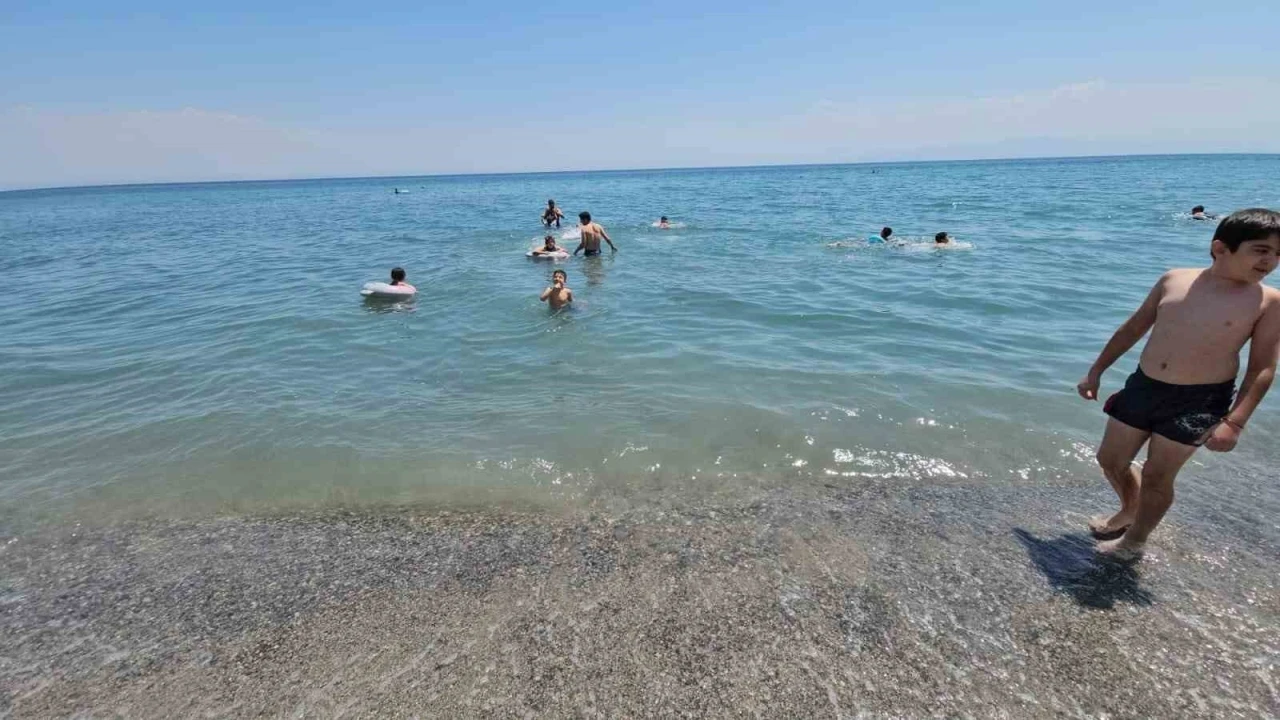 Van Gölü sahilleri Ege’yi aratmıyor
