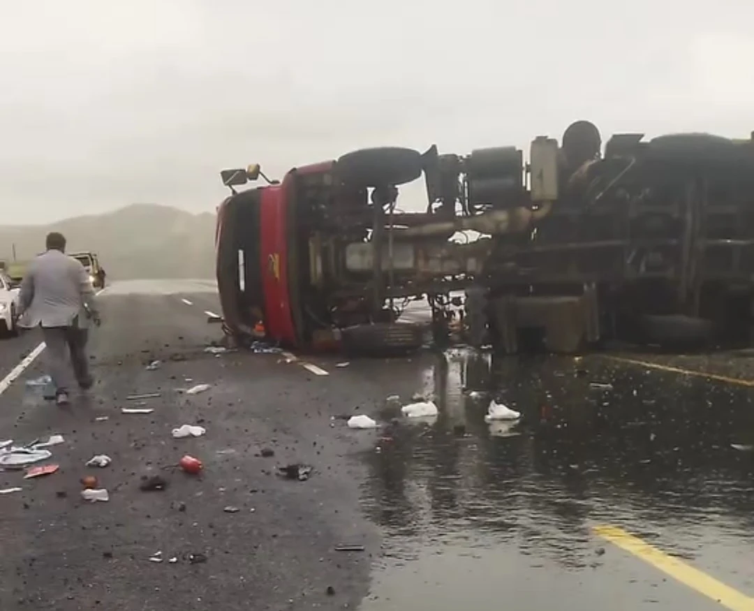 Van-Hakkari karayolunda tır devrildi: 2 yaralı
