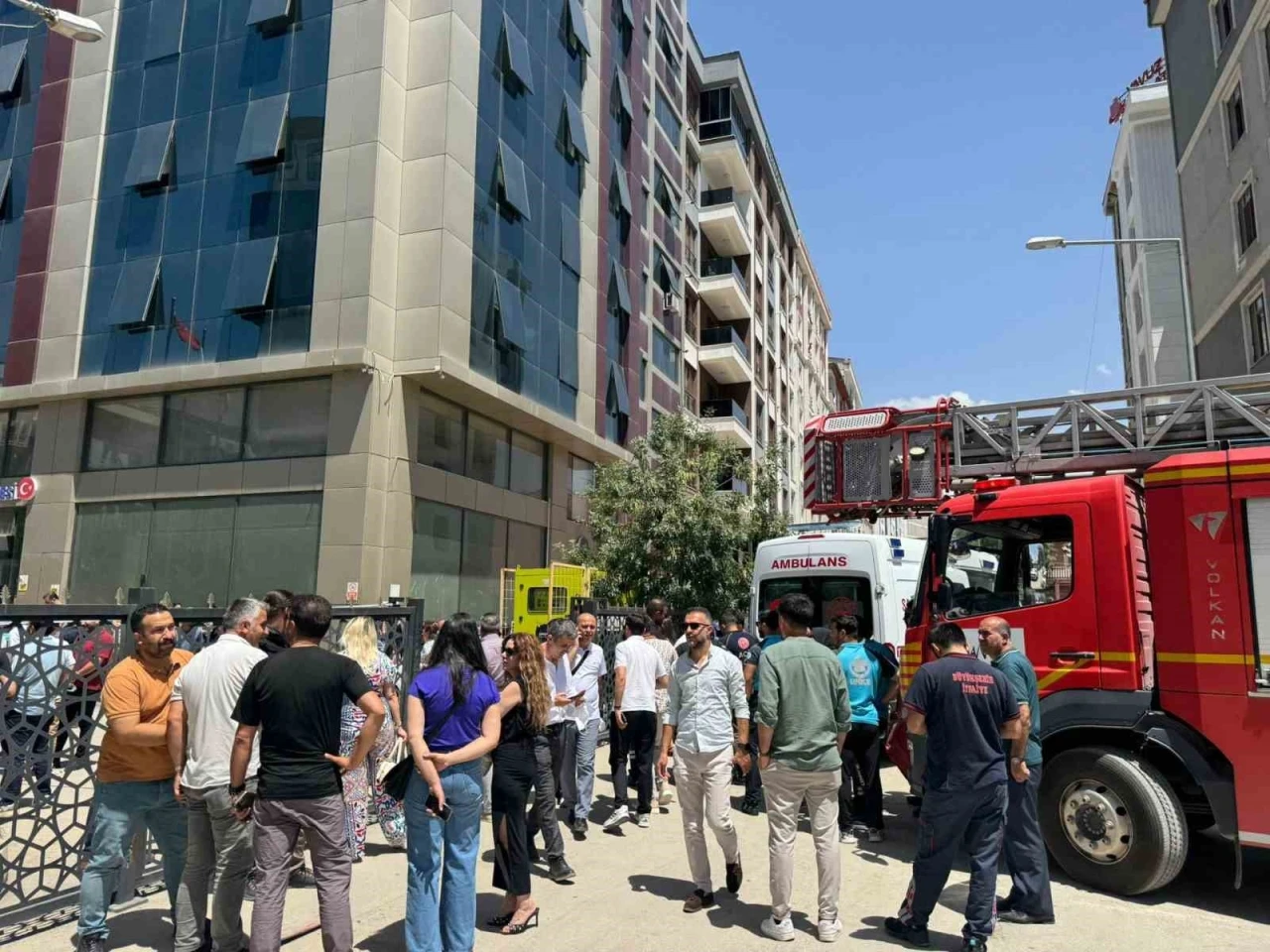 Van‘ın İpekyolu Belediyesi hizmet binasında yangın çıktı
