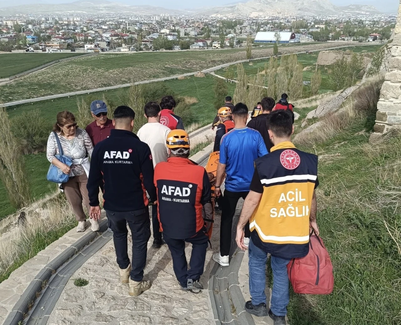 Van Kalesi’nden düşen yaşlı kadın kurtarıldı
