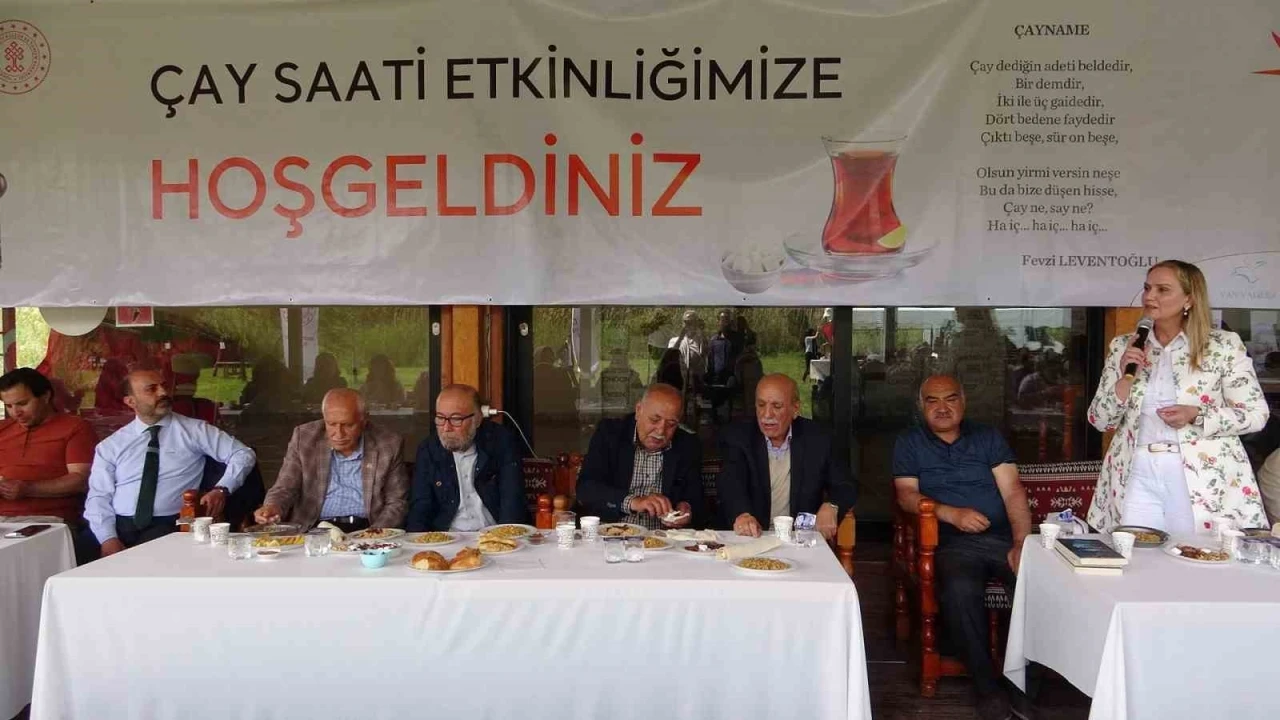 Van Kalesi önünde çay saati
