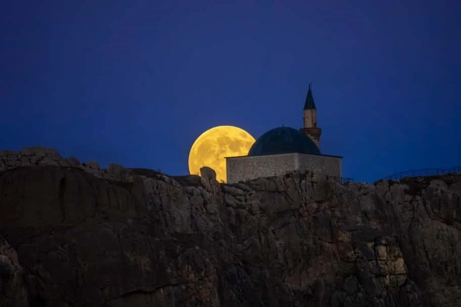 Van Kalesi, &quot;Kunduz Süper Ay&quot; ile görsel şölen oluşturdu
