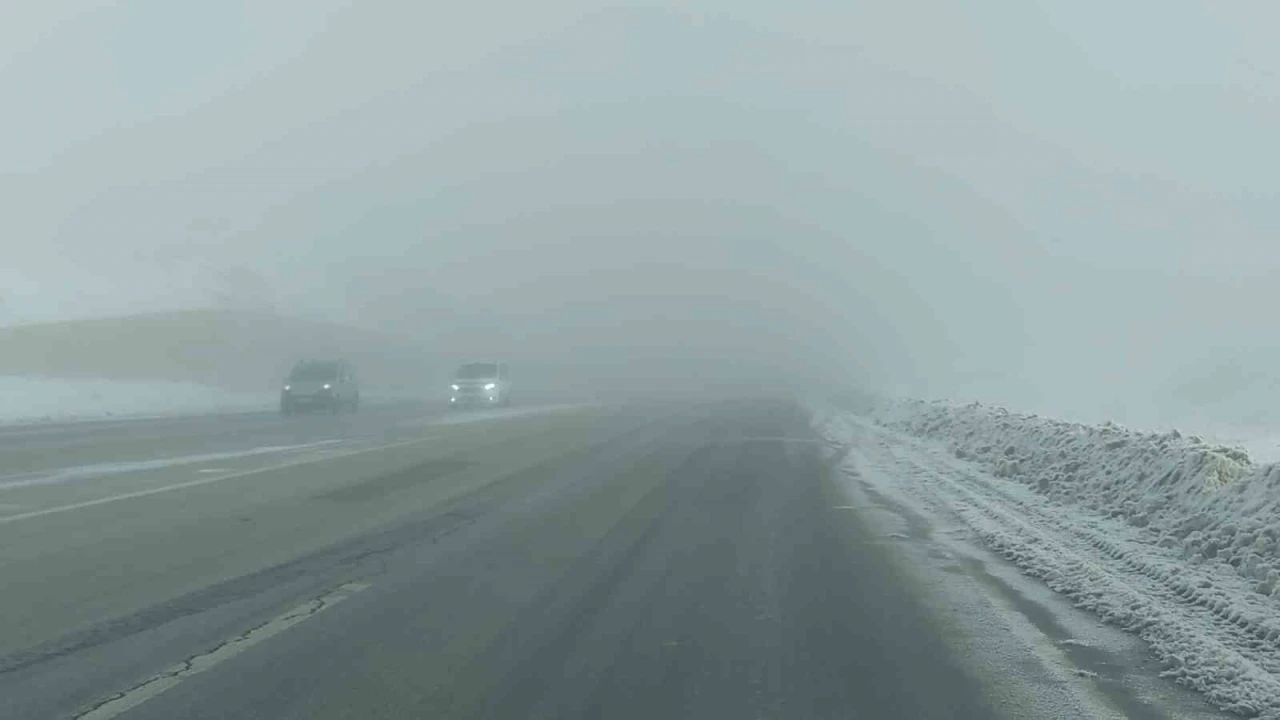 Van-&Ouml;zalp kara yolunda sis g&ouml;r&uuml;ş mesafesini d&uuml;ş&uuml;rd&uuml;
