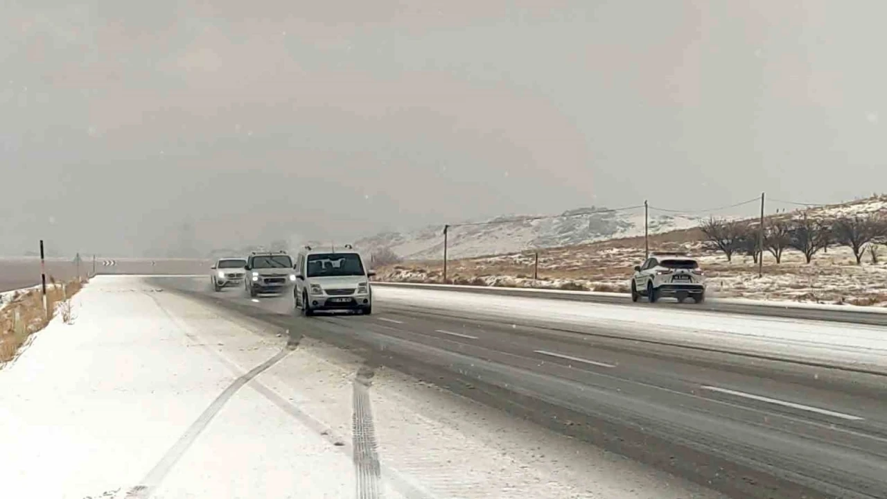 Van-Özalp yoluna dolu yağışı
