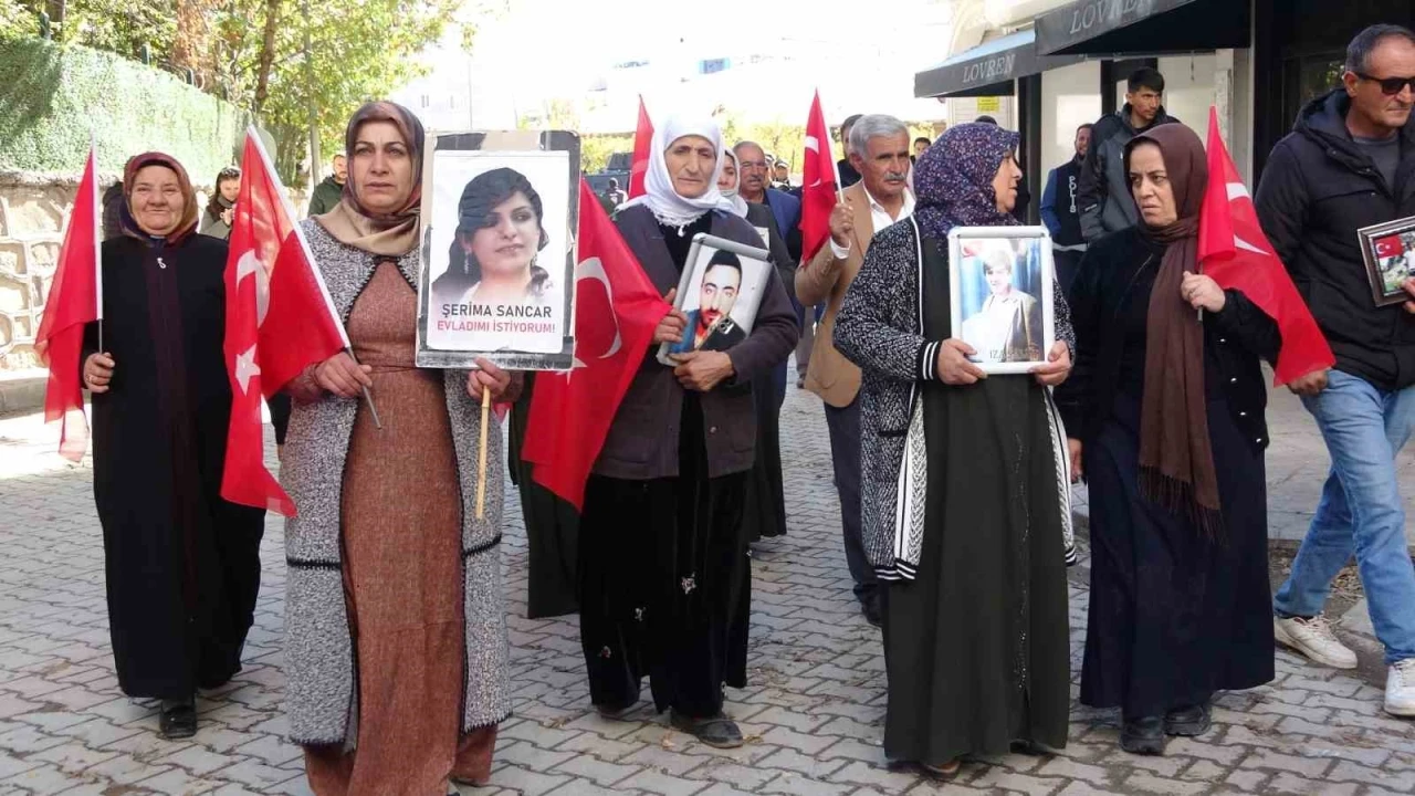 Vanlı aileler bu kez dualarla yürüdü
