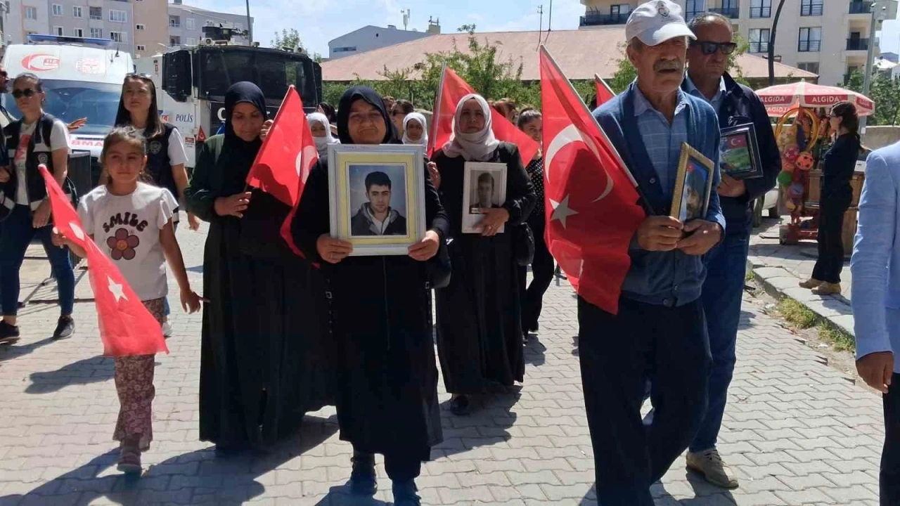 Vanlı anneler evlatlarını bekliyor
