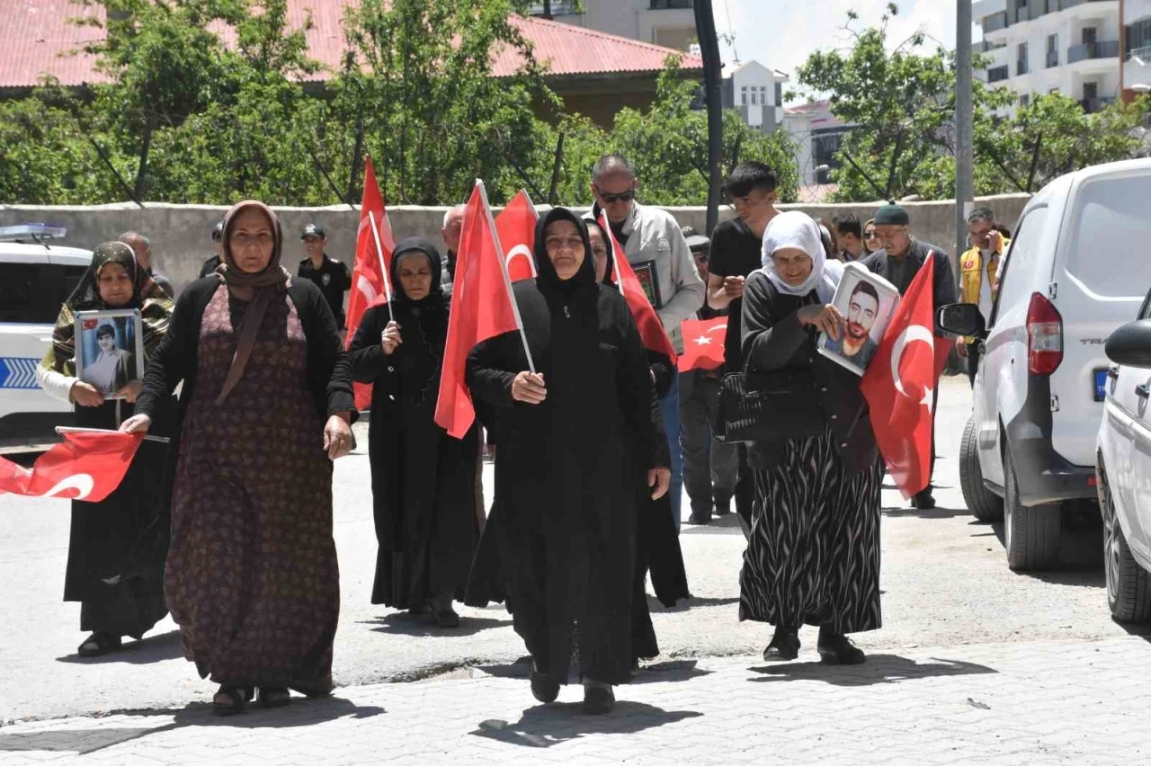 Vanlı annelerin evlat n&ouml;beti devam ediyor
