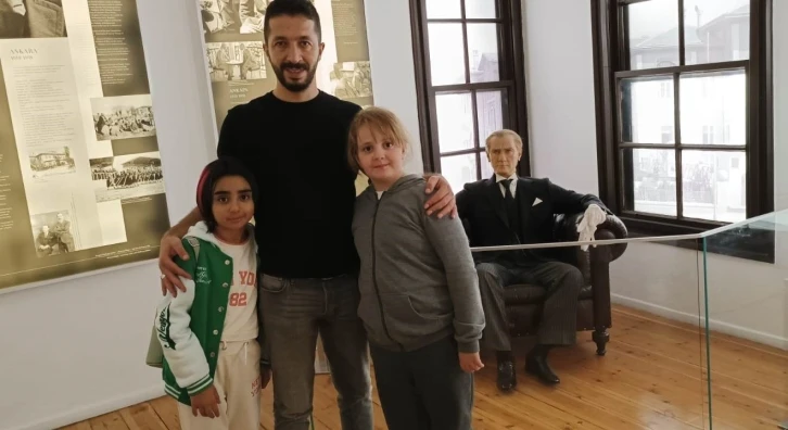 Vanlı minik &ouml;ğrencilerin Atat&uuml;rk&rsquo;&uuml;n doğduğu evi g&ouml;rme sevinci

