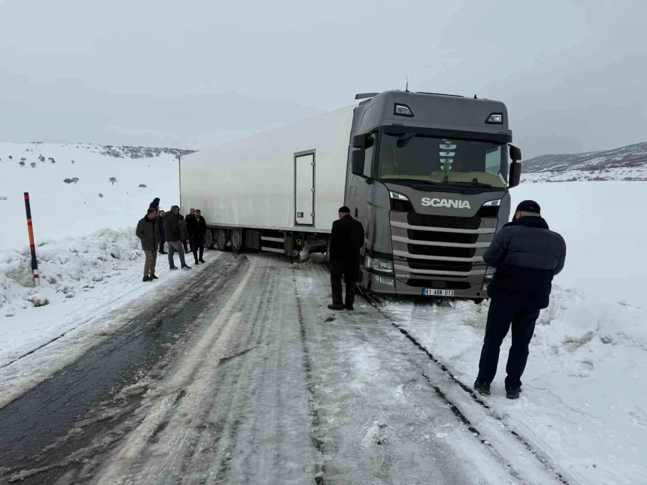 Varto&rsquo;da kar nedeniyle kayan tır ulaşımı durdurdu

