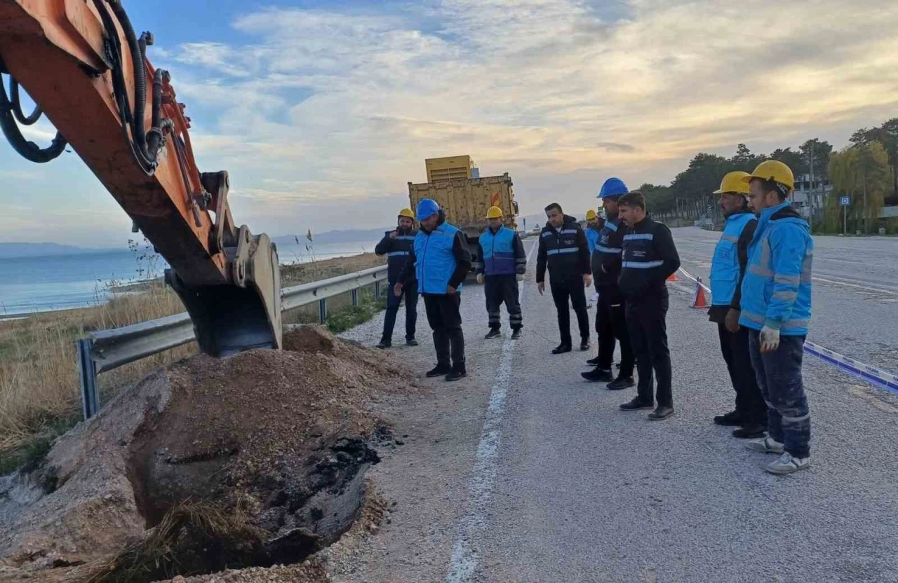 VASKİ ana su hattındaki arızayı gidermek için kesintisiz mesai yapıyor
