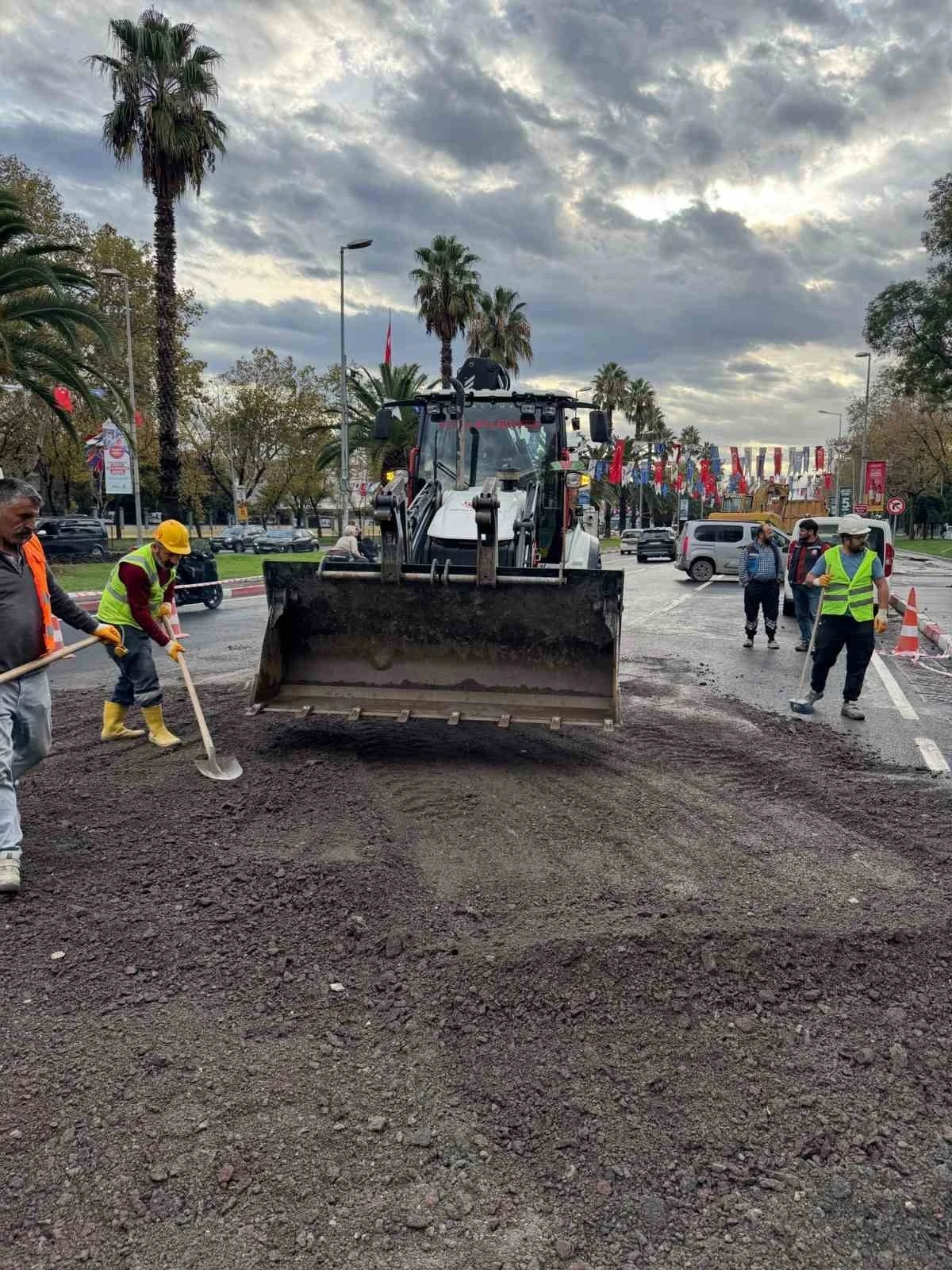 Vatan Caddesi’nde İBB’nin yaptığı yol çalışması çöktü, Fatih Belediyesi ekipleri anında müdahale etti