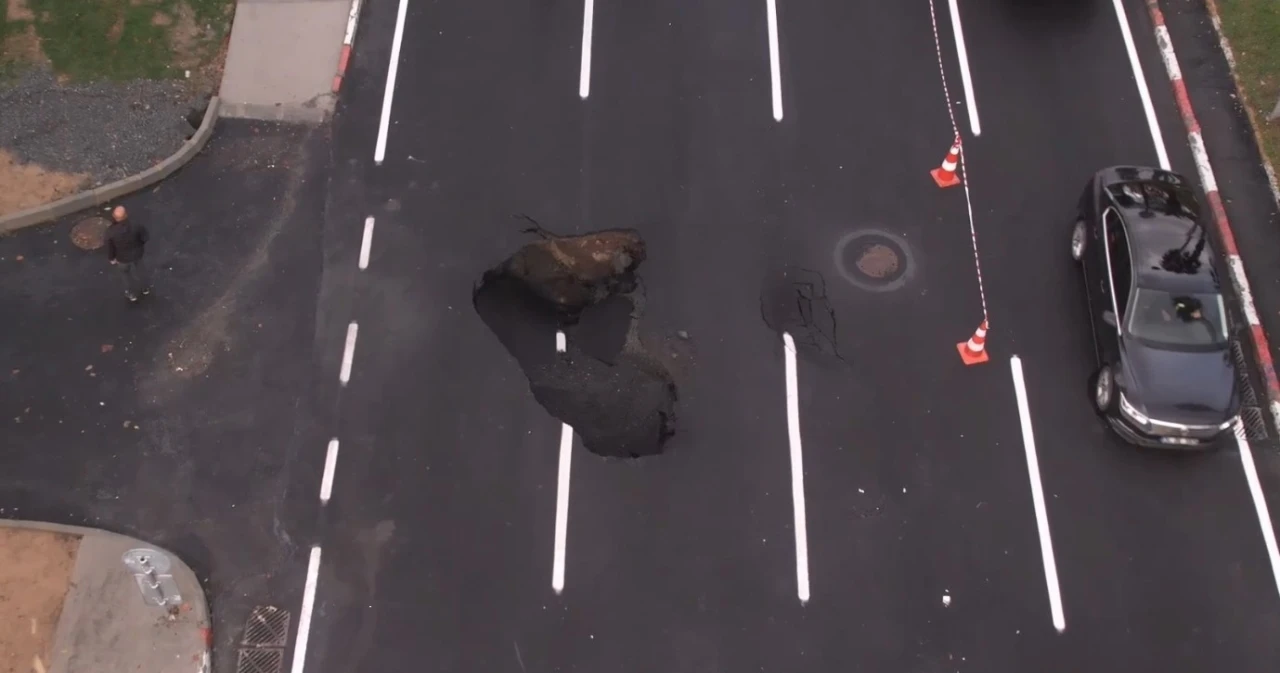 Vatan Caddesi’nde oluşan çukur havadan görüntülendi