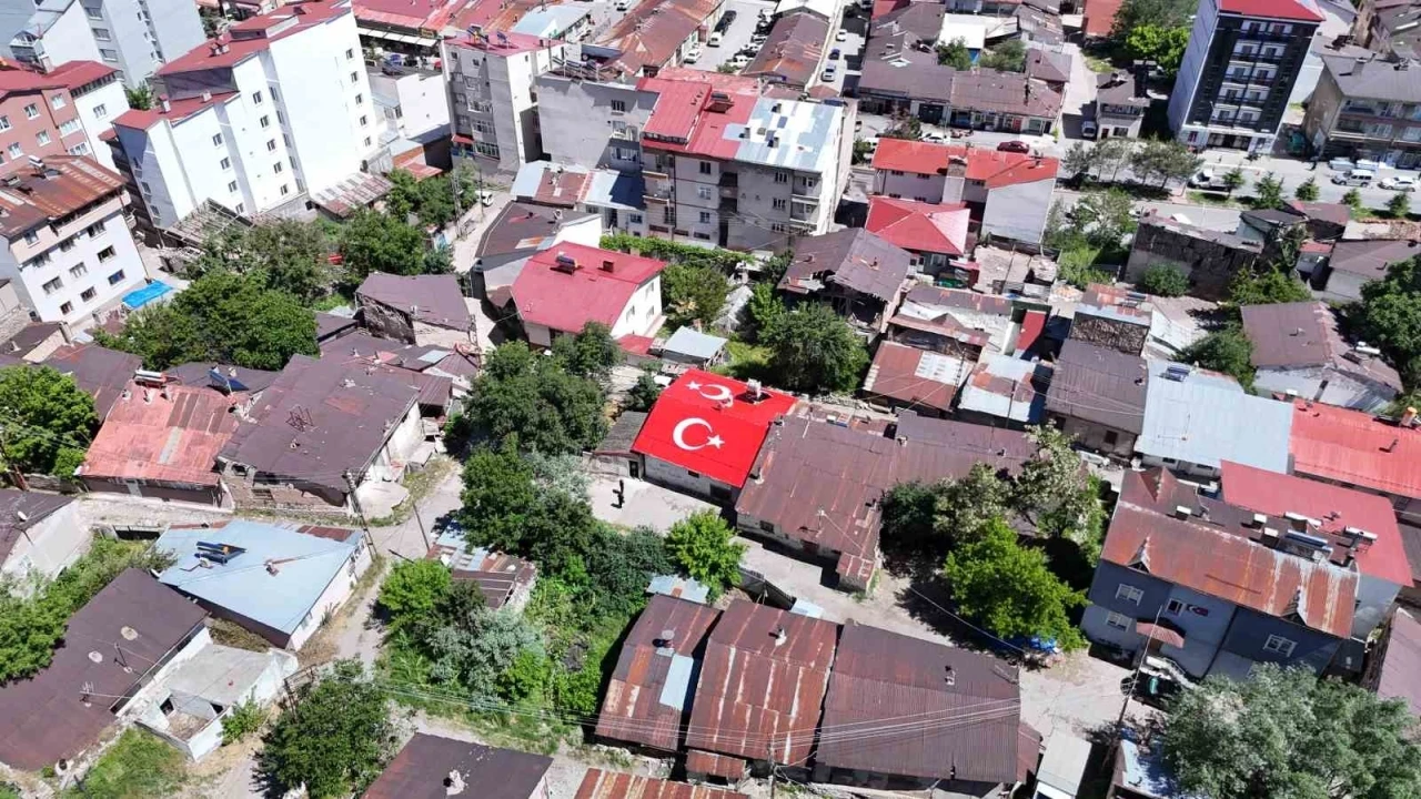 Vatan sevgisini evinin &ccedil;atısına işledi
