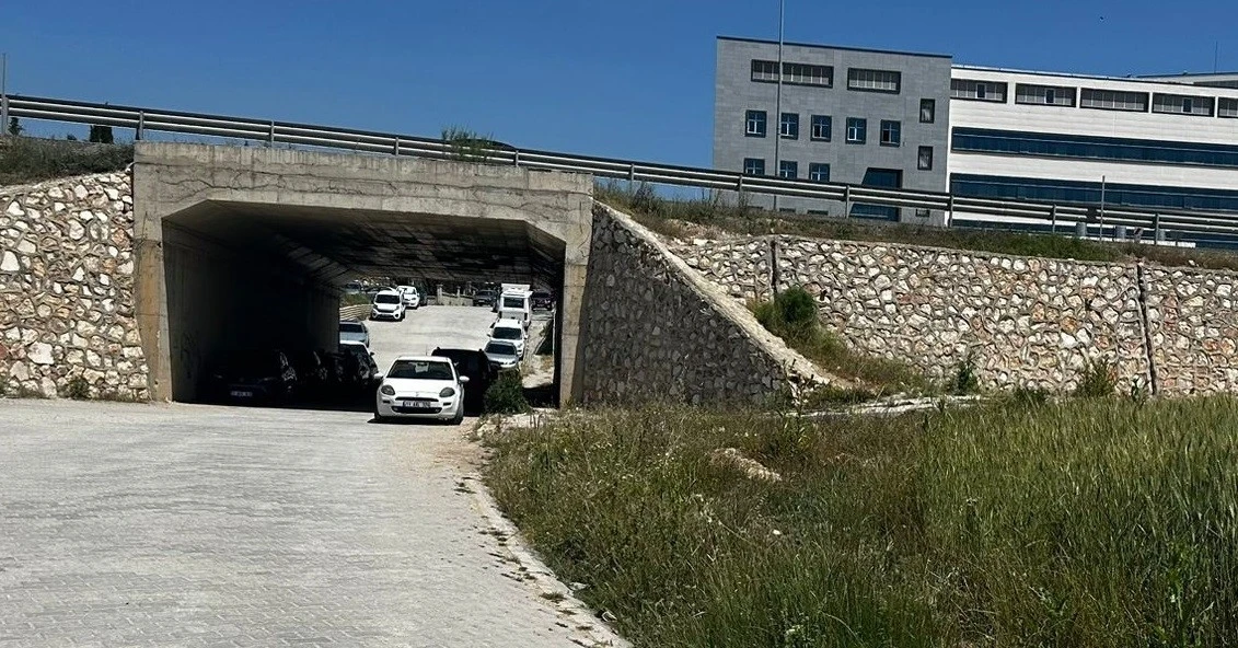 Vatandaşlar araçlarını park edecek yer bulamıyor
