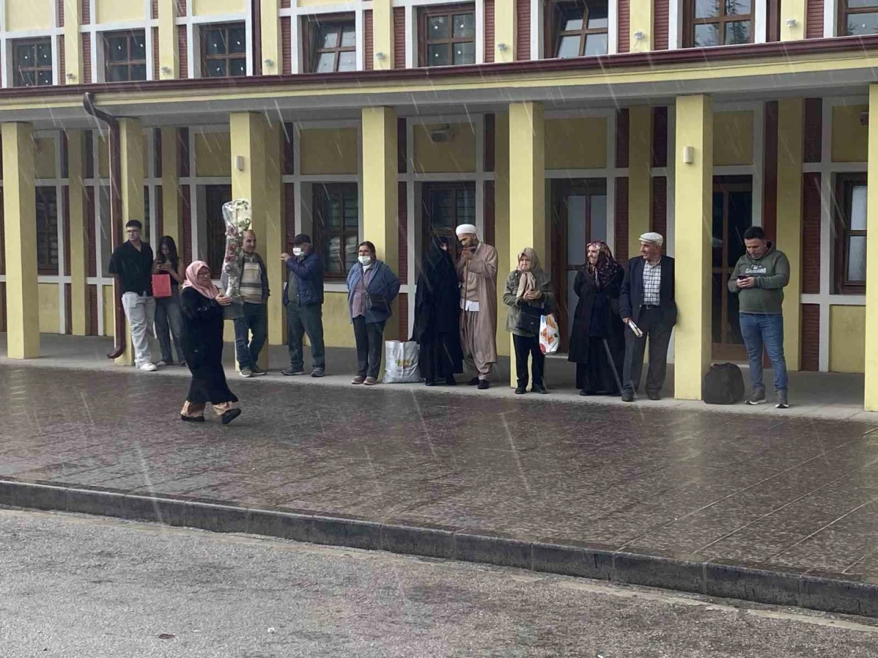Vatandaşlar ıslanmamak için kapalı alanların girişlerine sığındı
