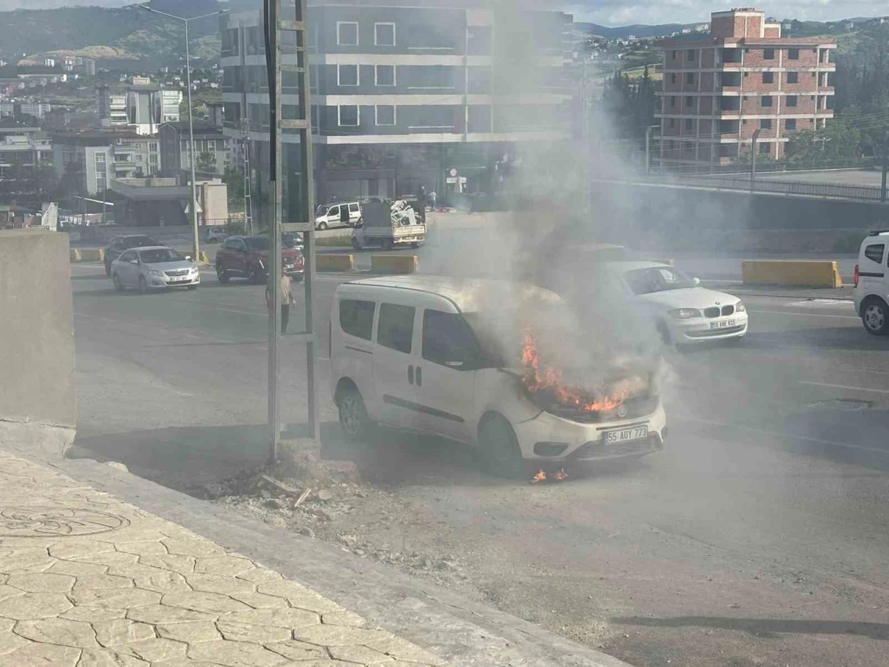 Vatandaşlar kovalarla su taşıdı, ara&ccedil; yanmaktan kurtuldu
