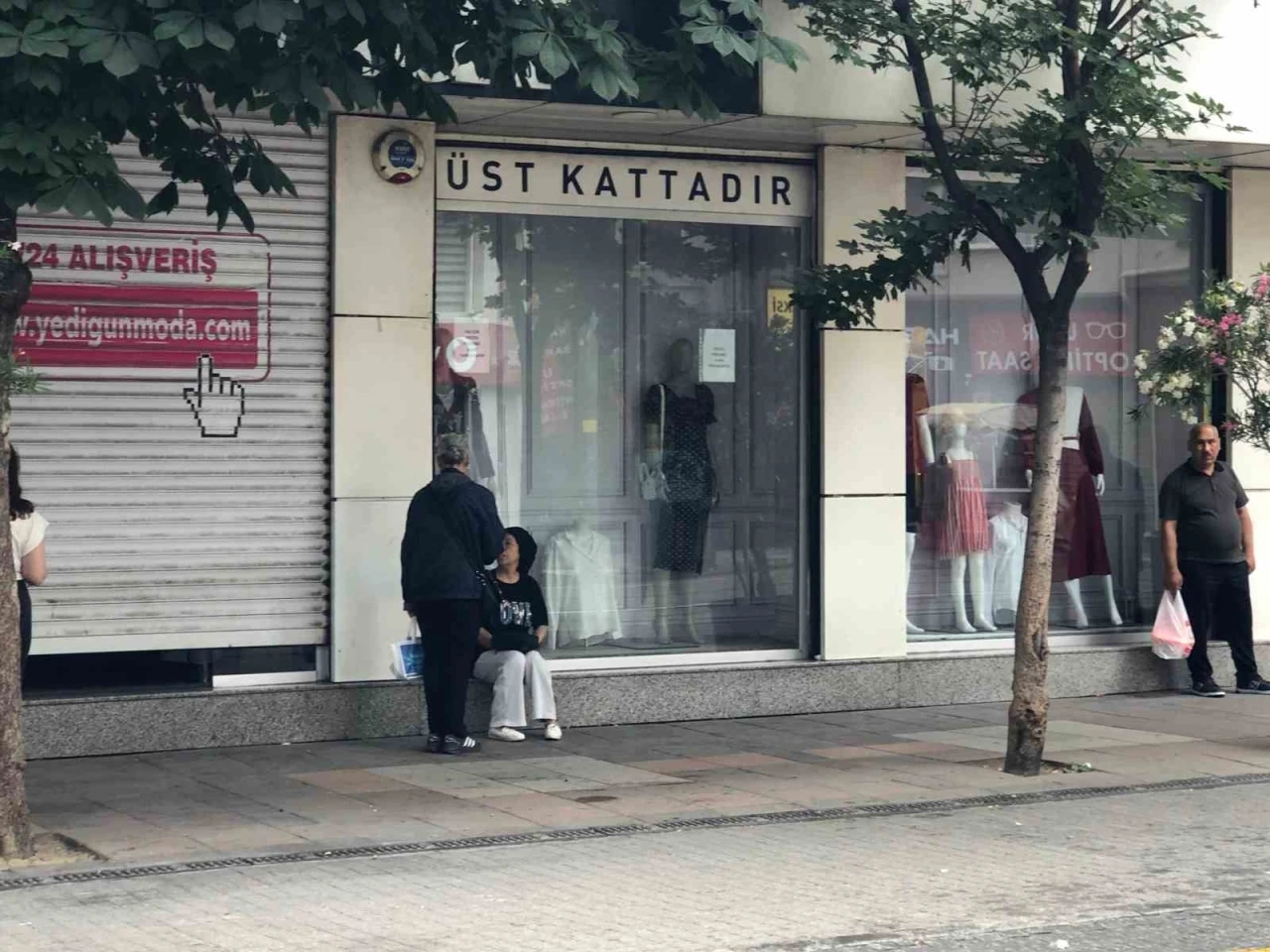 Vatandaşlar yağmurdan kaçmak için saçakların altına sığındı
