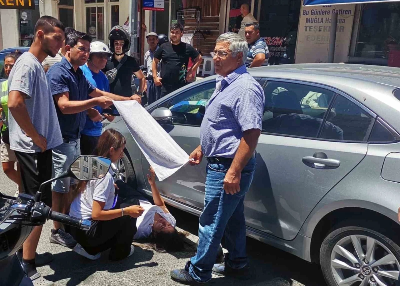 Vatandaşlar yaralı kadın sürücüyü güneşten havluyla korudu

