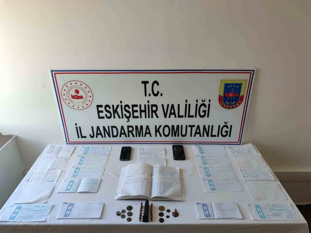 Vatandaşlara zorla senet imzalatarak borçlandıran şahıslar jandarma tarafından yakalandı
