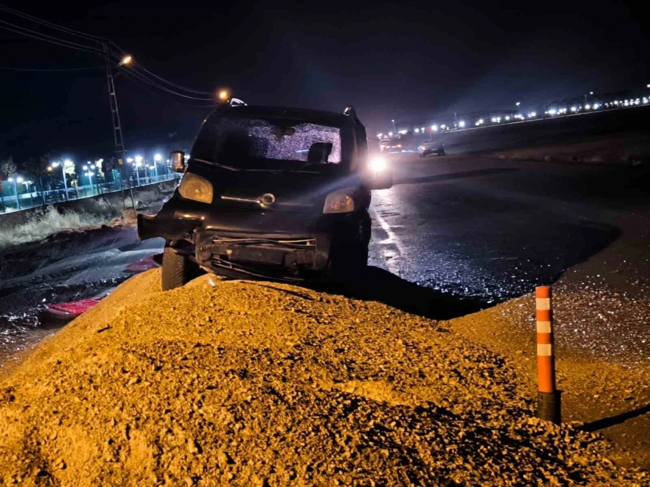 VEDAŞ’ın yer altı çalışmaları Vanlıları mağdur ediyor: Kazı yapılan alanda dün akşam maddi hasarlı kaza meydana geldi
