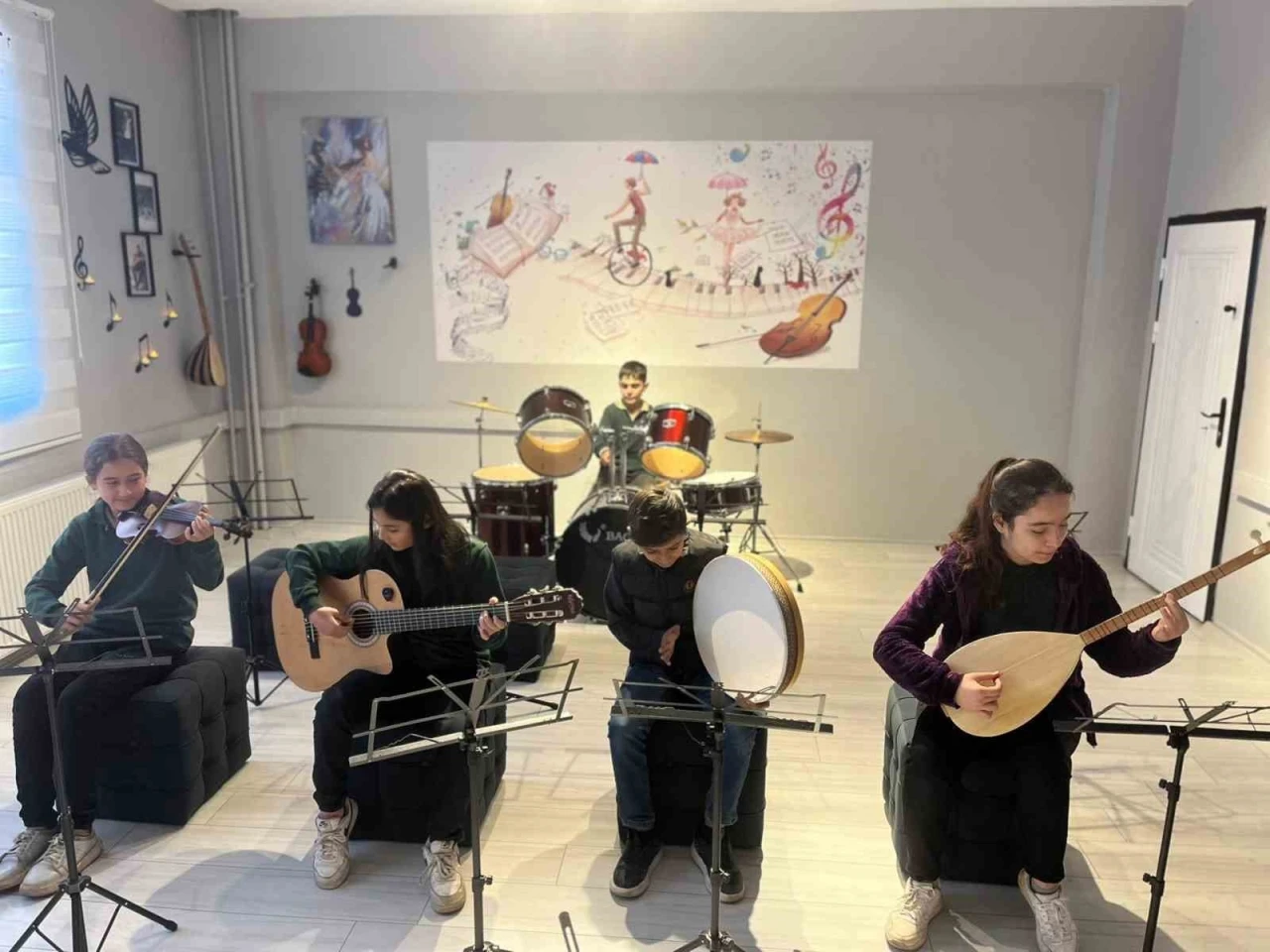 Vefalı eş, hayatını kaybeden kocasının anısına kütüphane ve müzik atölyesi kurdu
