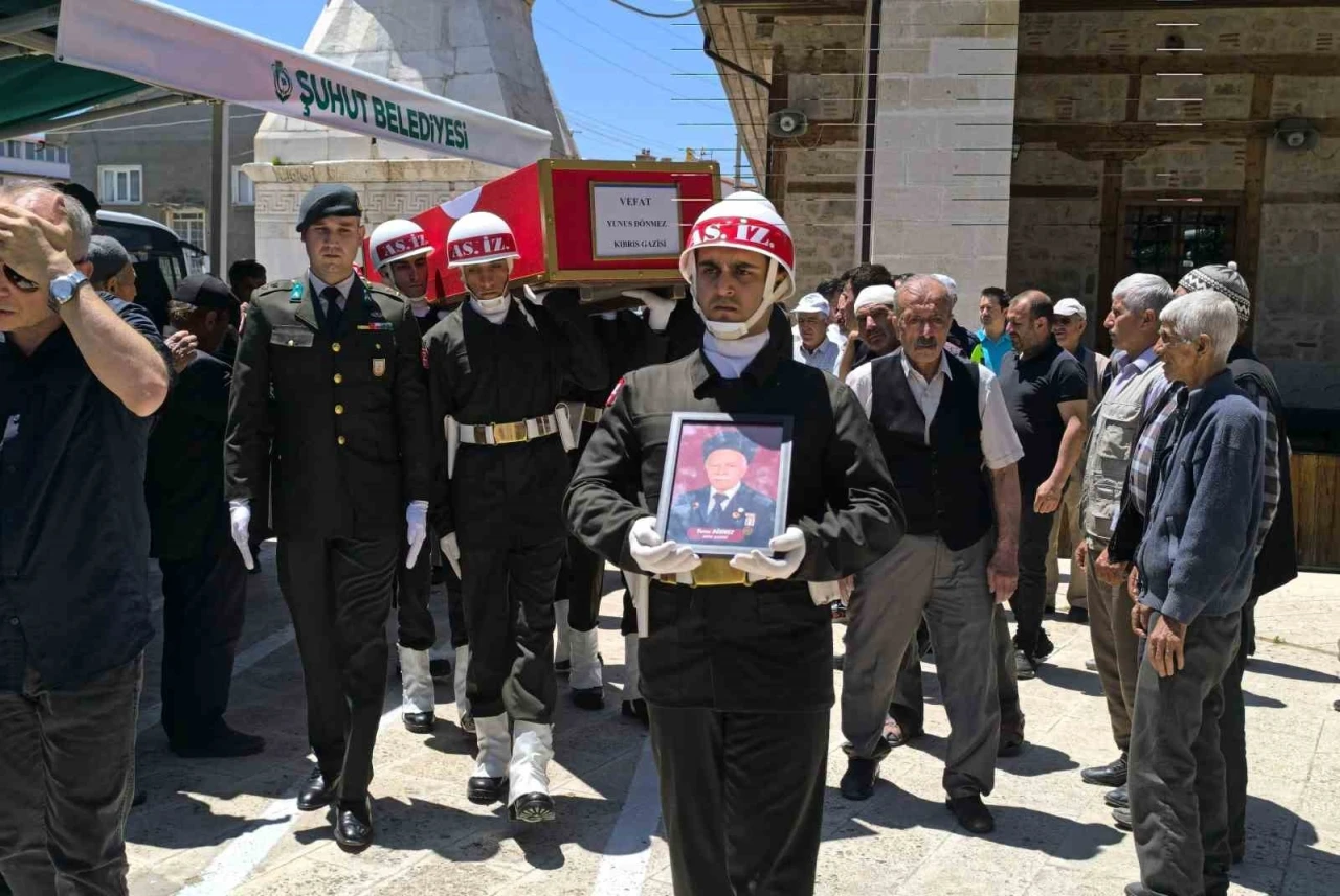 Vefat eden Kıbrıs gazisi toprağa verildi
