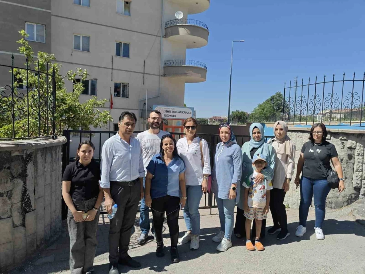 Velilerden mahalledeki okulun taşınmasına tepki
