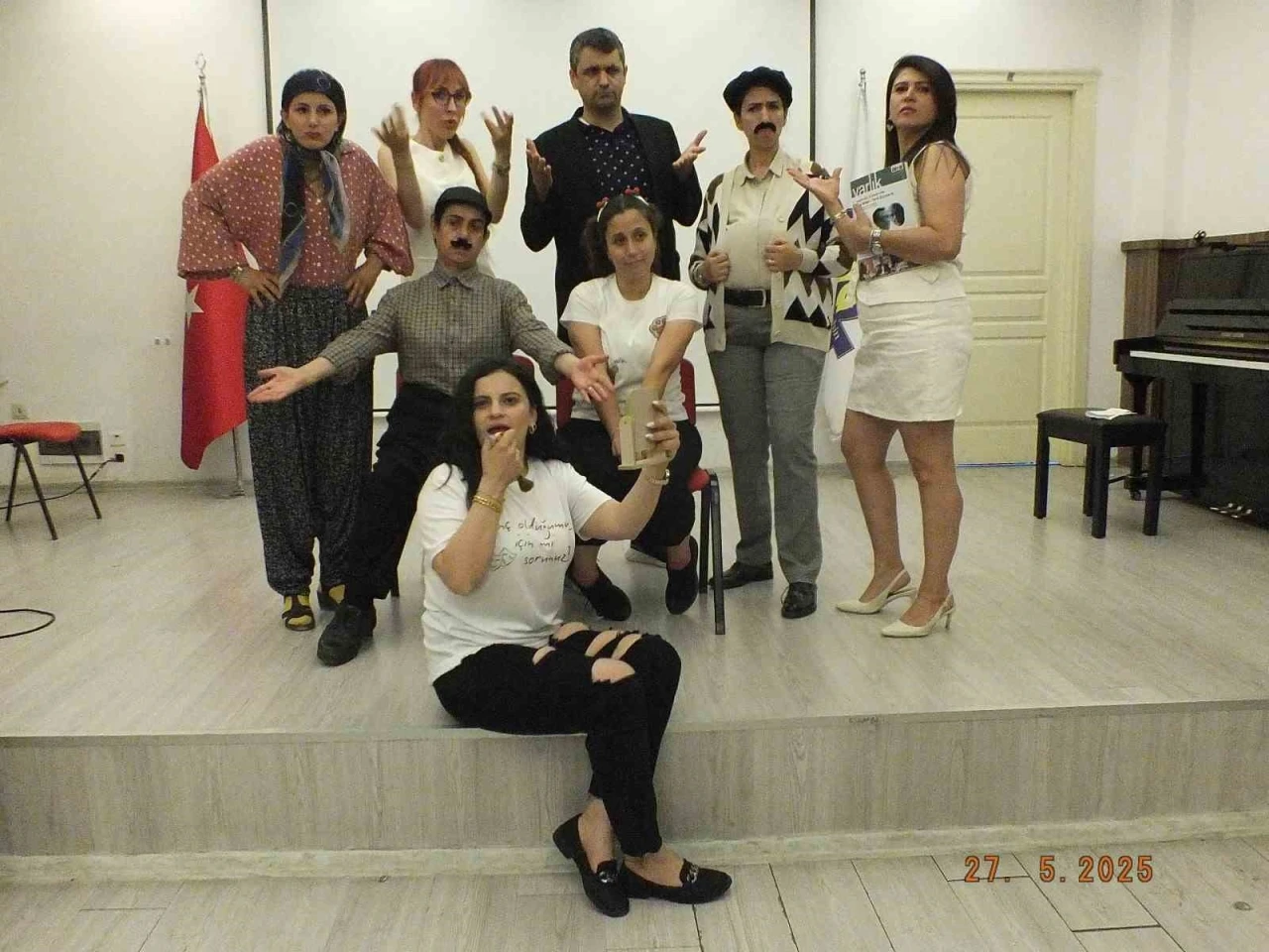 Velilerin kurduğu &quot;Çocuklar Derse Biz Sahneye&quot; topluluğu sahnelediği &quot;Ah Şu Gençler&quot; adlı oyunla büyük beğeni topladı.

